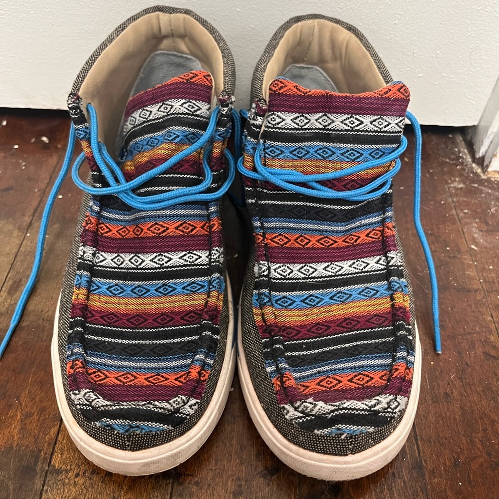Wrangler Textured Casual Shoes with Blue Laces - Picture 2 of 4